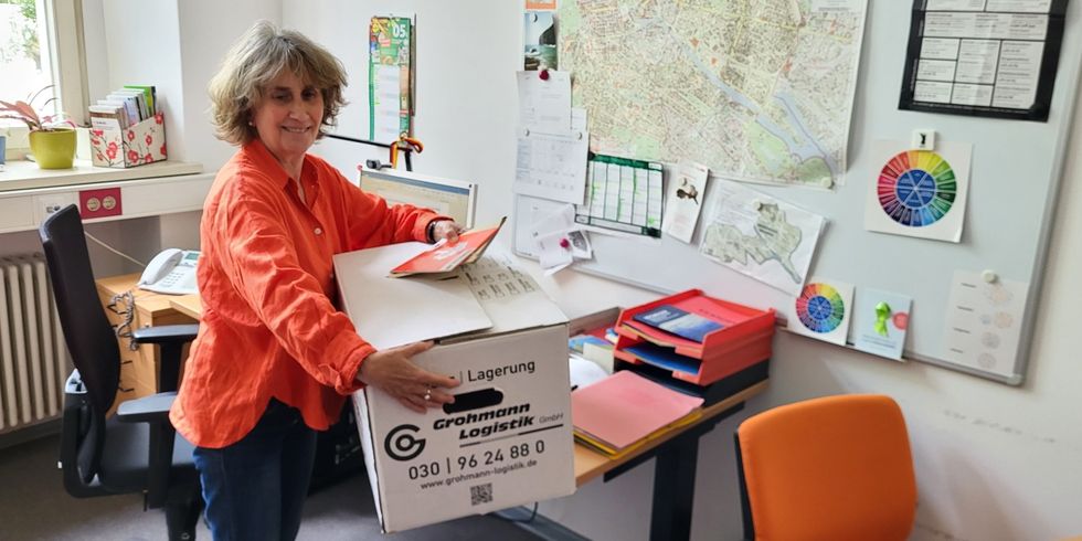 Dr. Begoña Petuya-Ituarte hat in ihrem Büro bereits große Kartons vorbereitet