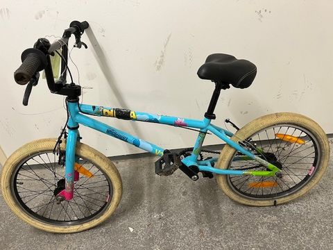 Türkisfarbenes Kinderfahrrad