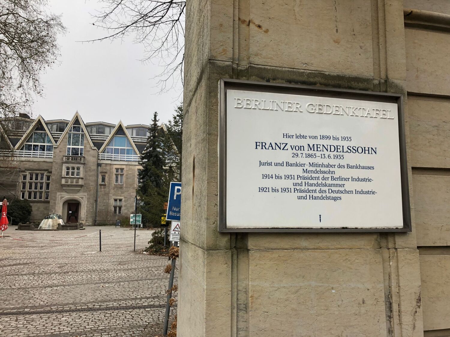 Ehemaliges Wohnhaus von Franz von Mendelssohn (1865-1935), Jurist, Bankier und Mitinhaber des Bankhauses Mendelssohn (Grunewald)