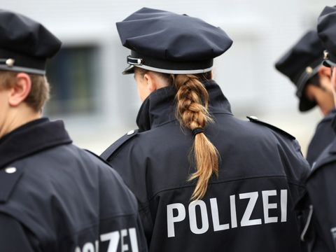 Polizistin in Uniform