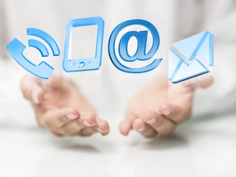 Zwei Hände halten Infosymbole Telefon, Tablet-PC, @ und Brief