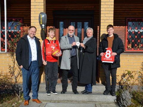 Von links: Andreas Zacholowsky (stellvertretender Vorsitzender), Emil Zacholowsky, Stefan Scheidmann (Vorsitzender), Kerstin Köppen (BVV-Vorsteherin), Jan Hetkamp (Sportwart) (Bild: Maike Grella)