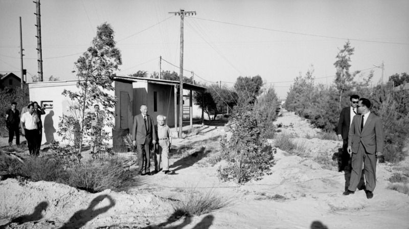 David Ben-Gurion und Konrad Adenauer beim Fototermin vor Ben-Gurions Landhaus im Kibbuz Sde Boker, 09.05.1966 (Bild: Micha Bar-Am, Magnum Photos)