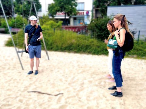 Mitarbeiterinnen und Mitarbeiter überprüfen den Hygienestandard eines Spielplatzes. (Bild: Bezirksamt Steglitz-Zehlendorf)
