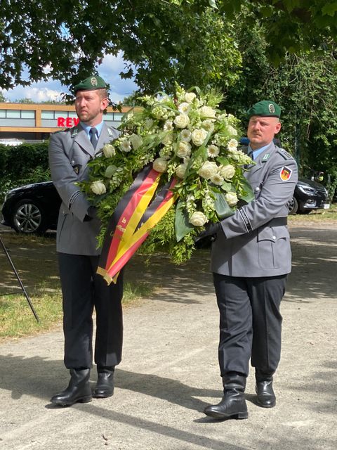 Der Kranz des Bezirksamtes und der Bezirksverordnetenversammlung präsentiert von Soldaten des Wachbataillons. (Bild: BA Rdf)