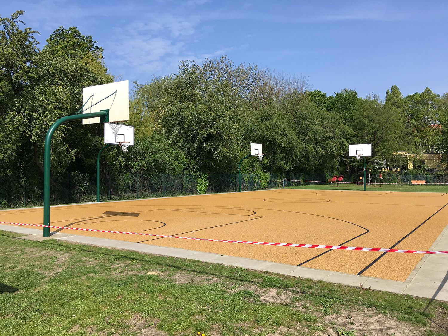 Das erneuerte Basketballfeld wenige Minuten vor der Einweihung