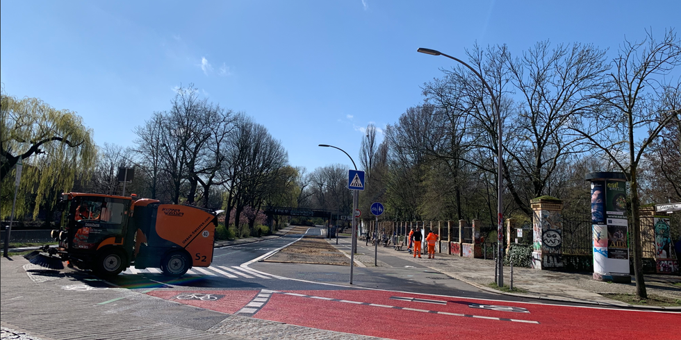 Blick in die Straße Görlitzer Ufer gen Südwesten, Reinigungsfahrzeug der BSR