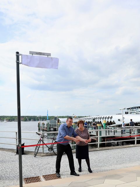v.l.n.r. BzStR Urban Aykal und BzBm'in Maren Schellenberg bei der Eröffnung der Ronnebypromenade am Wannsee in Steglitz-Zehlendorf
