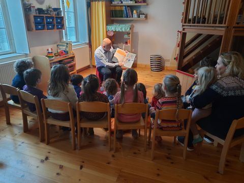 Bezirksstadtrat Alexander Ewers (SPD) beim Vorlesen aus "Trau dich, Koalabär" (Bild: BA Reinickendorf)