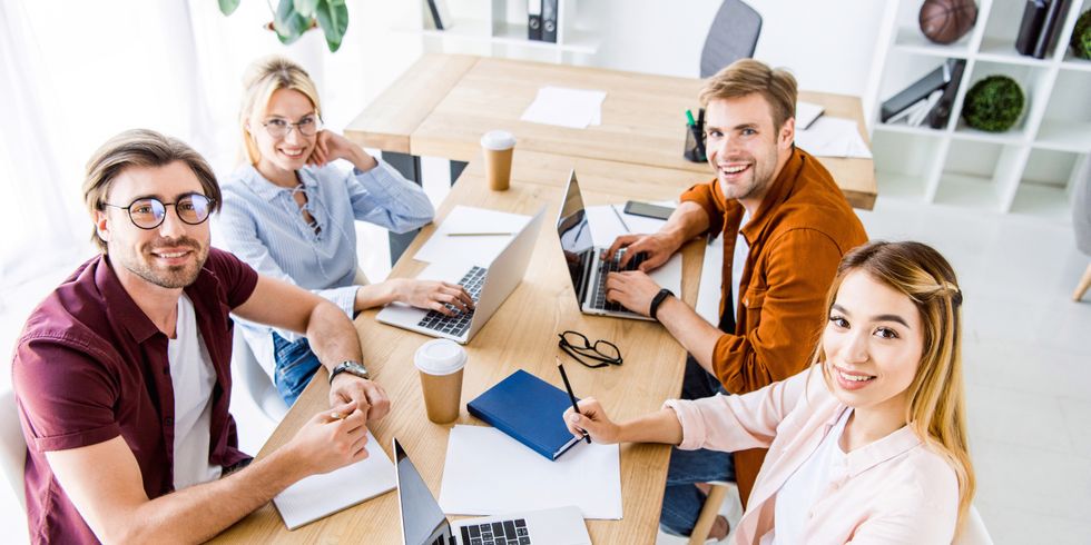 Arbeitsgruppe am Tisch