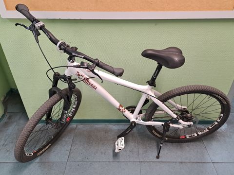 Weißes Fahrrad