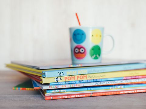 Bilderbücher und Trinkgefäß für Kinder