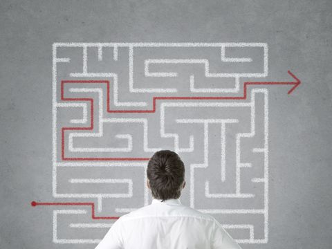 Mann steht vor gezeichnetem Labyrinth