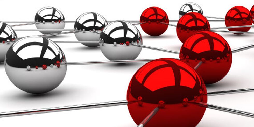 Mehrere Kugeln aus Chrom (silber bzw. rot) mit Pfaden verzweigt angeordnet