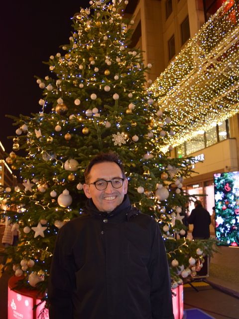 Bezirksbürgermeister Stephan von Dassel schaltete am 1. Dezember die Weihnachtsbeleuchtung auf der Friedrichstraße an.