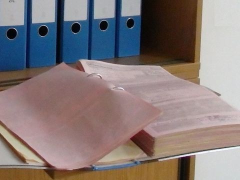 Ordner im Zentralarchiv für Leichenschauscheine