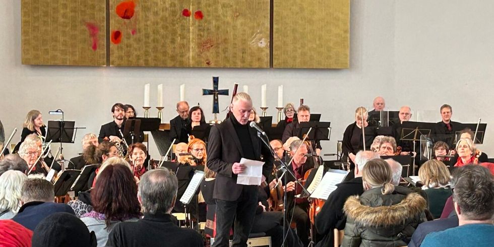 Der stellvertretende Bezirksbürgermeister Oliver Nöll hält ein Grußwort beim Benefizkonzert der Otto Sinfoniker für den Städtepartnerschaftsverein Friedrichshain-Kreuzberg – Dêrik e.V.