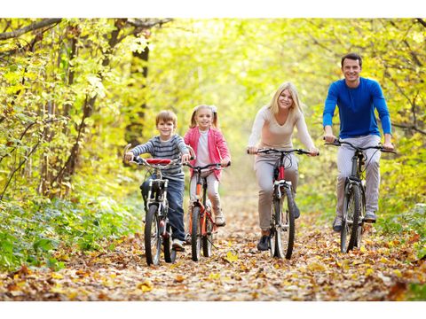 Fahrrad fahrende Familie