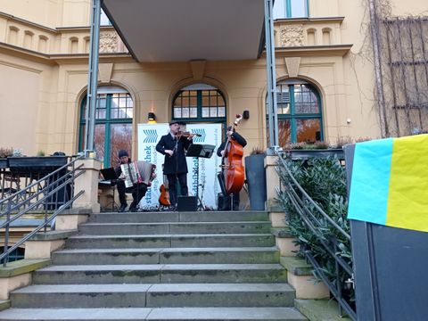 Das Trio Scho beim Open-Air-Benefizkonzert für die Ukraine (Bild: Stadtbibliothek Steglitz-Zehlendorf)