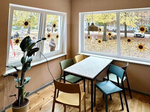 Sonnenblumen schmücken die Fenster des Schüler-Eltern-Cafés.