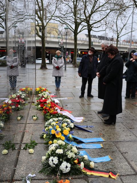 27. Januar 2023: Bezirksbürgermeisterin Schellenberg und BVV-Vorsteher beim stillen Gedenken vor der Spiegelwand