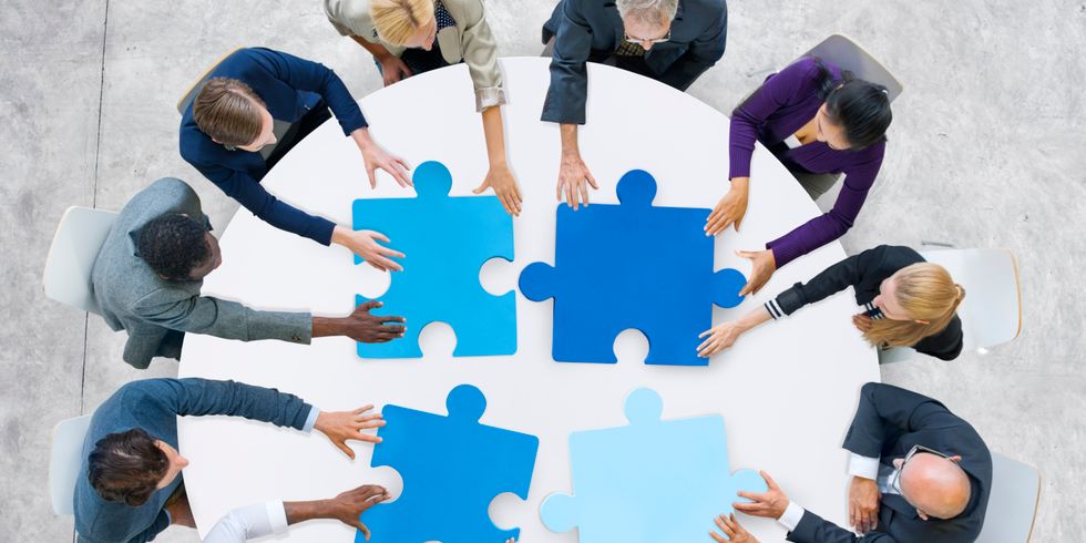 Geschäftsleute und Puzzleteile