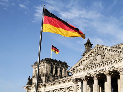 Reichstagsgebäude mit Deutschlandfahne