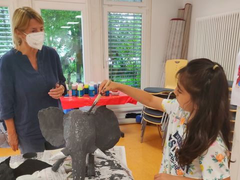 Katrin Rinne (Workshopleiterin TalentCAMPus) und Hatice (9) basteln einen Elefanten (Bild: BA Reinickendorf)