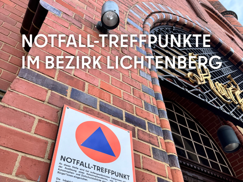 Sharepic mit der Aufschrift "Notfalltreffpunkte im Rathaus Lichtenberg". Im Hintergrund ist ein entsprechendes Schild an der Fassade des Rathaus Lichtenbergs zu sehen. Der Blick wandert an der Fassade nach oben.