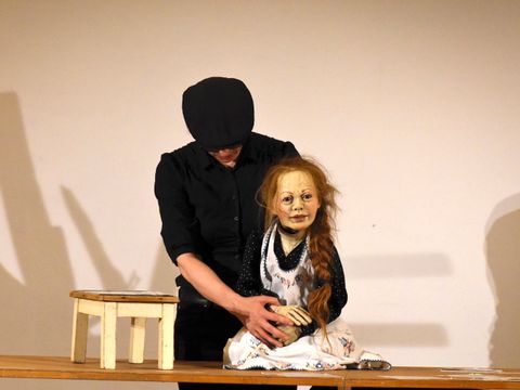 Wenn alles auseinanderfällt - Ein Puppentheaterstück über die "Köpenicker Blutwoche" von Susi Claus