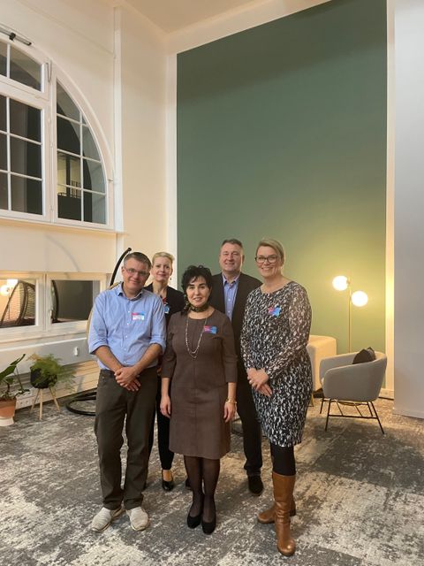 Christopher Weiß (Postwerk Tegel), Kerstin Hanke (Wirtschaftsförderung Reinickendorf), Emine Demirbüken-Wegner (Bezirksbürgermeisterin) und Christian George (Wirtschaftsförderung Reinickendorf) und Nicole Voigt (Digitalagentur Berlin) beim Digitalsalon (v.l.n.r.) (Bild: BA Rdf)
