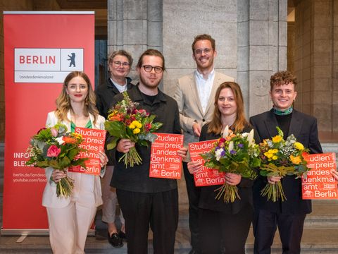 Verleihung des Studienpreises 2023 im Vestibül des Alten Stadthauses. v.l.n.r.: Elena Rhode, Prof. Petra Kahlfeldt, Fabian Wilxmann, Dr. Christoph Rauhut, Jasmin Marie Hahn, Fabian Schmervbeck (Bild: Landesdenkmalamt Berlin, Anne Herdin)