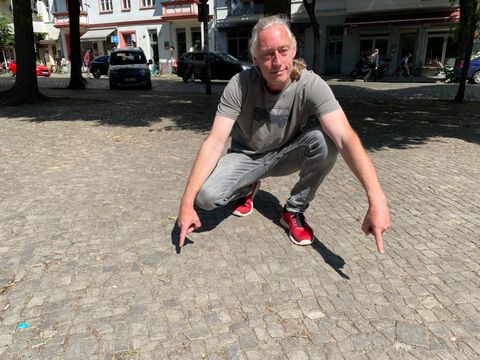 Stefan Frantz auf die Markierungssteine deutend