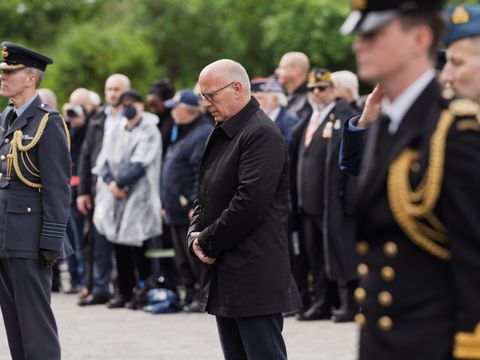 Ansicht Kai Wegner und Teilnehmende vor dem Luftbrückendenkmal