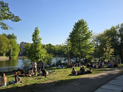 Bäume - wie hier am Landwehrkanal - steigern die Lebensqualität und dienen der Gesundheit