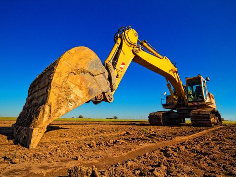 Bagger auf großer Freifläche