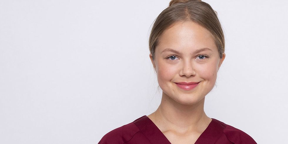 Junge Frau mit blonden, hochgesteckten Haaren