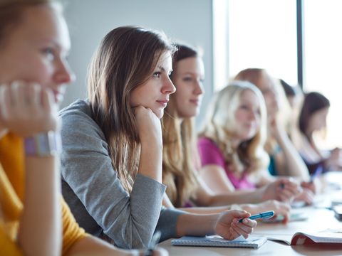Junge Erwachsene in der Schule