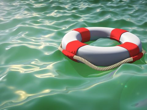 Rettungsring treibt auf Wasser