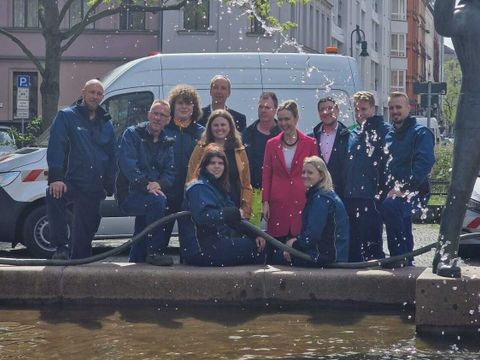 Clara Herrmann, Carsten Steiner, Brunnenbeauftragter der Berliner Wasserwerke mit seinem Team und Manja Schreiner, Senatorin für Mobilität, Verkehr Klimaschutz und Umwelt,