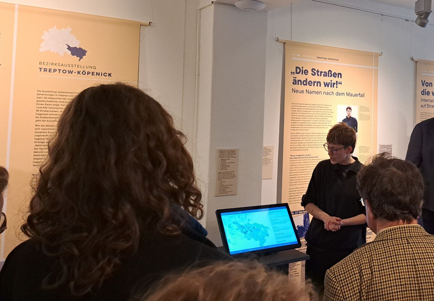 Einführung bei der Eröffnung der Ausstellung "umbenennen?!" durch das Team der Kuratorinnen und Kuratoren