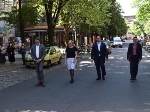 Bezirksbürgermeister Stephan von Dassel, Bezirksstadträtin Sabine Weißler und Vertreter von Brookfield stellen die Pläne für die Neugestaltung des Potsdamer Platzes vor