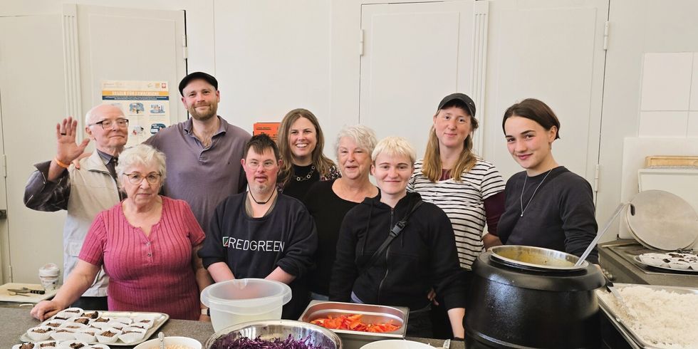 Gute Stimmung am Tresen: Das ehrenamtliche Team Herzraum Kreuzberg des Vereins bisous e.V. mit Clara Herrmann an der Essensausgabe