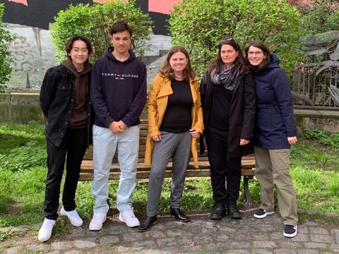 Bezirksbürgermeisterin Clara Herrmann (Mitte) mit Hospitantin Sana (links) und Mitarbeiter*innen des Bezirksamts