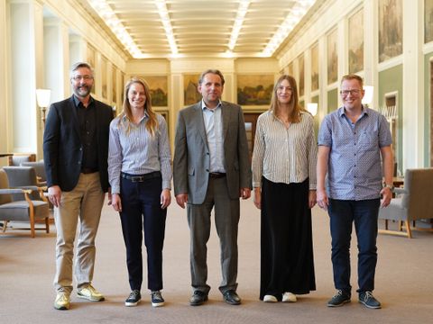 Gruppenbild mit fünf Personen