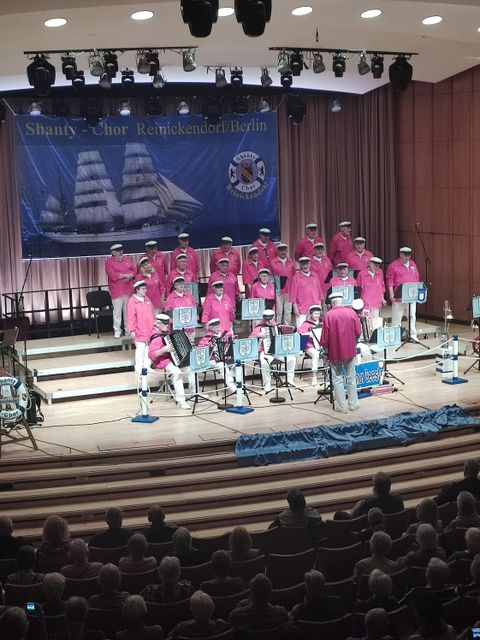 Auf der Woge der Begeisterung: der Shanty Chor Reinickendorf (Bild: BA Rdf)