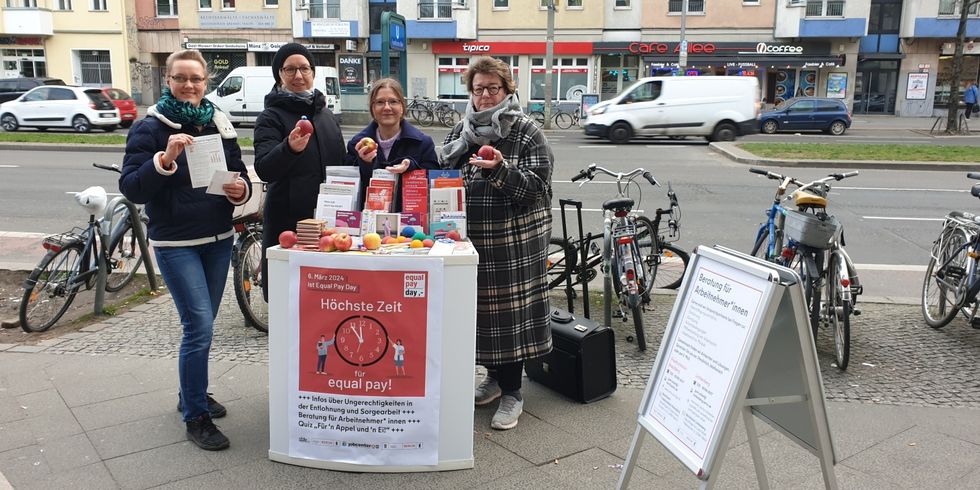 Mitarbeiter*innen des Bezirksamtes Friedrichshain-Kreuzberg und der Jobcenter Friedrichshain-Kreuzberg und Lichtenberg an einem Infostand zum Equal Pay Day