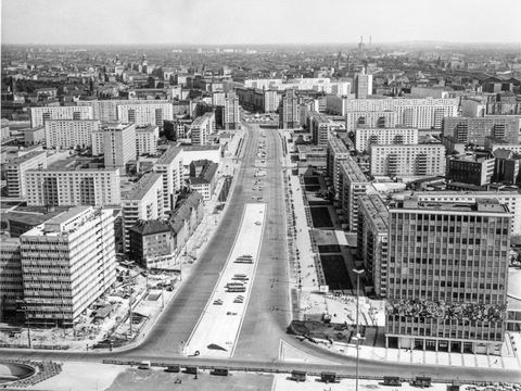 View from Hotel Stadt Berlin to the new buildings on KMA II; the high-rises on Strausberger Platz can be seen in the background
