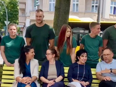 v.r.n.l Eröffnung Quasselbank Kolpingplatz Leiter SGA Sascha Braun, Bezirksbürgermeisterin Emine Demirbüken-Wegner, Bezirksstadträtin Julia Schrod-Thiel, Einsamkeitsbeauftragte Katharina Schulz Mitarbeiter des Straßen- und Grünflächenamt Reinickendorf
