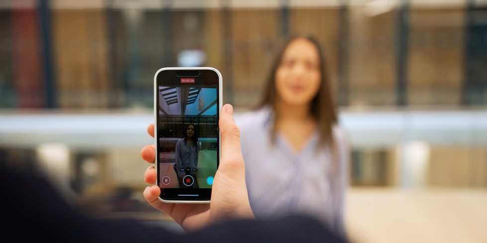 Ein Handy filmt eine Schülerin